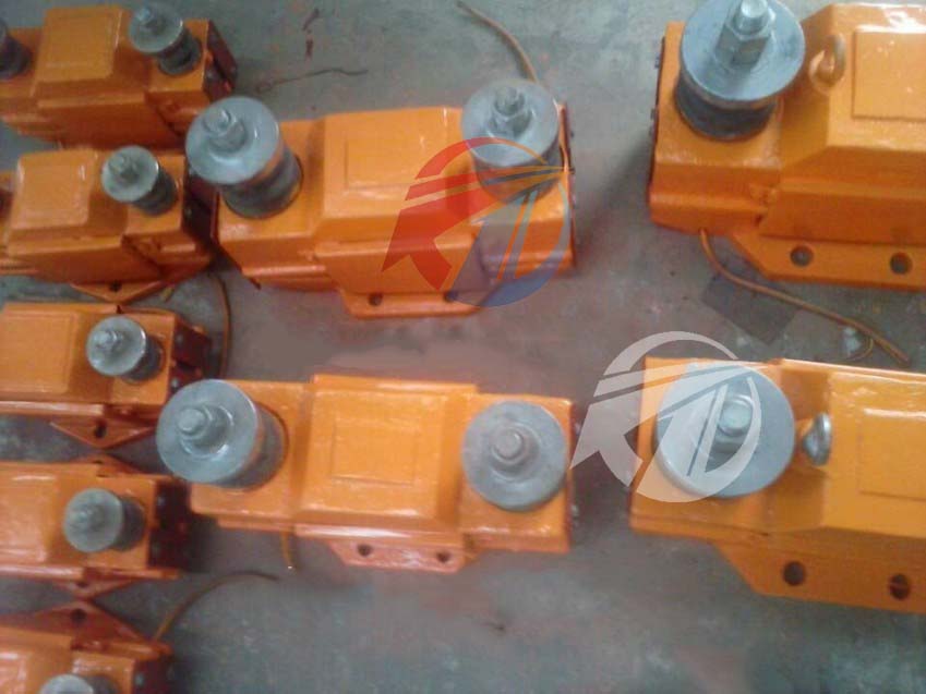 電磁倉壁振動器